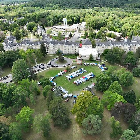Condo On State Hospital Grounds! Traverse City Exterior foto
