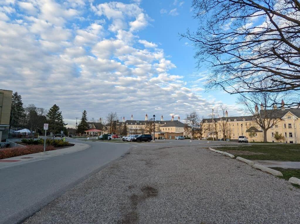 Condo On State Hospital Grounds! Traverse City Exterior foto